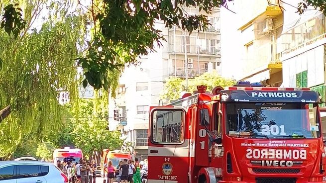 Un operativo de Bomberos, SAME y Policía de la Ciudad trabaja en el lugar.