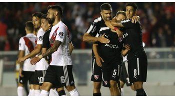Antes de las semis de la Sudamericana, Independiente festejó frente a River, que no levanta cabeza (AFA).