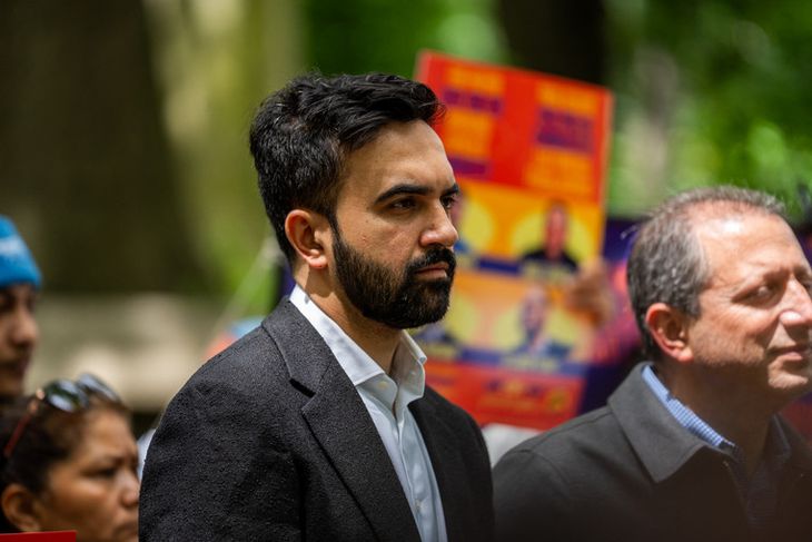 Los estrategas de Cuomo pintaron Mamdani con una piel más oscura, barba más tupida y negra, acentuando “sus rasgos árabes”, buscando asustar al electorado. Los estrategas de Cuomo pintaron Mamdani con una piel más oscura, barba más tupida y negra, acentuando “sus rasgos árabes”, buscando asustar al electorado.