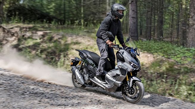 Zanella Cruiser 300 ADV Extreme: versatilidad y robustez en formato scooter, con una propuesta que amplía el uso urbano hacia caminos de tierra y escenarios más exigentes