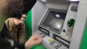 la rioja: hizo ritual en un cajero automatico para cobrar el bono de anses