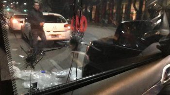 El vidrio de la camioneta que trasladaba al precandidato presidencial.&nbsp;