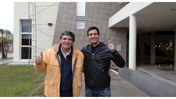 Con el arquitecto de la Casa Garraham en Chaco, edificio que se levanta con la solidaridad de los vecinos.