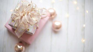 Año tras año, las mujeres suelen regalarse una bombacha rosa en diciembre para usar en Año Nuevo. Año tras año, las mujeres suelen regalarse una bombacha rosa en diciembre para usar en Año Nuevo.
