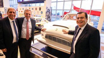 José Neder, Alberto Fernández y Gerardo zamora, junto a uno de los autos producidos durante la segunda presidencia de Juan Domingo Perón.&nbsp;