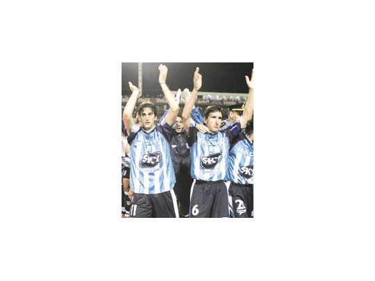 Diego Milito y Claudio Úbeda festejan el triunfo.