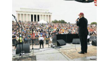 ámbito.com | La sobriedad de los actos de Clinton contrasta con los eventos multitudinarios de Trump, en los que recurre a sus dotes de “showman”.