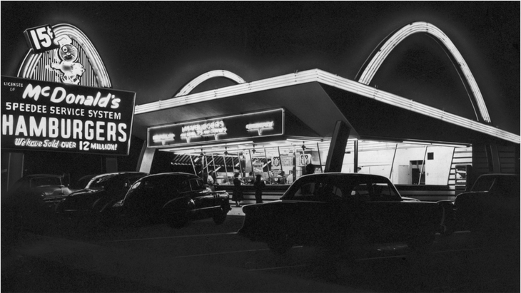 Los hermanos Dick y Mac McDonald abren en 1940 el primer restaurante McDonald’s en California. Los hermanos Dick y Mac McDonald abren en 1940 el primer restaurante McDonald’s en California.