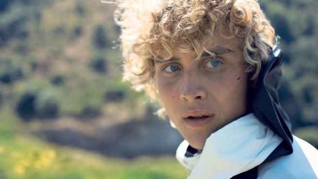 Joseph Zada interpreta a un joven Haymitch Abernathy.