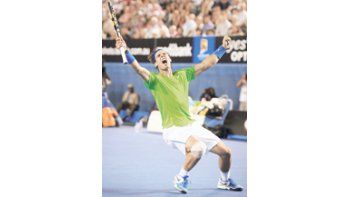 Nadal festeja como desahogándose tras su éxito ante Federer.