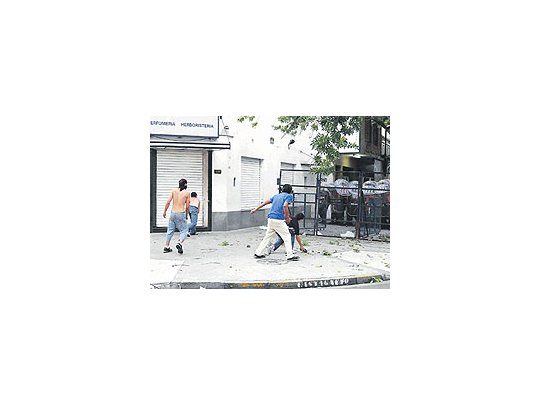 Familiares y amigos del joven asesinado en un patrullero en Los Hornos se enfrentaron ayercon la Policía arrojando piedras y bombas molotov. Como consecuencia hubo once detenidos.