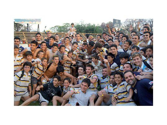 La foto más esperada. Todo Tucumán Lawn Tennis celebra el título tras doblegar a Tucumán Rugby.