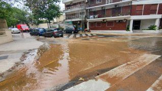 Desde el comienzo de la Navidad la calle está anegada debido a que la rotura provocó que la zona se inunde.
