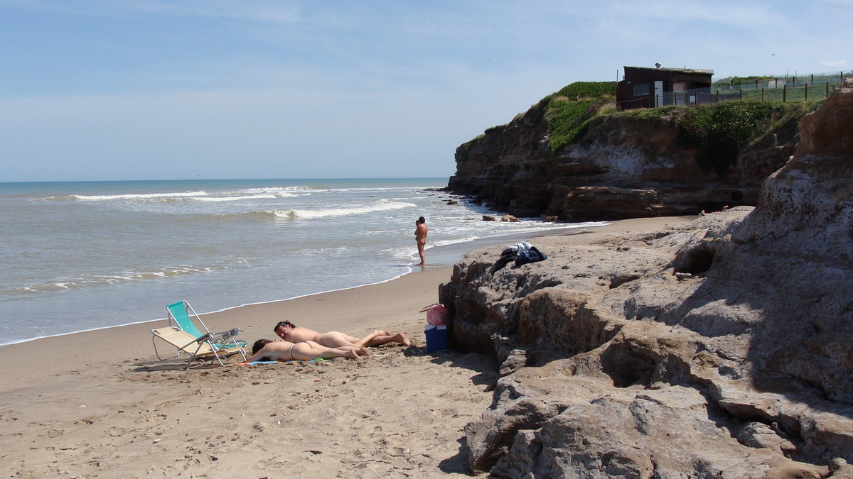 Playa Escondida, nudismo frente al mar