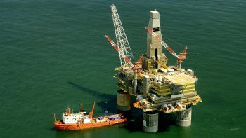 El petróleo se hundió hasta 12,2% en agosto, su tercer mes seguido con pérdidas.