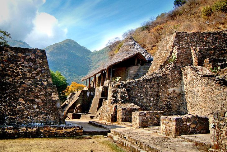 Desde la CDMX, Malinalco puede visitarse en automóvil o autobús, con horarios y rutas que conviene confirmar antes de salir.