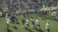 Locura en el ascenso. Hinchas de Midland provocaron una batalla campal