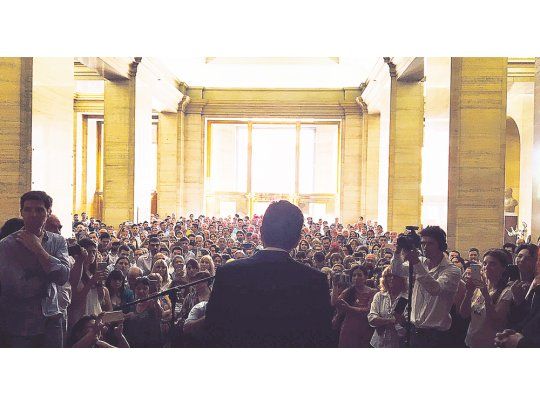 Despedida. Carlos Melconian, ayer, en su última actividad al frente del Banco Nación. Saludó a los empleados y se emocionó. E insistió en que él se quería quedar en el cargo.