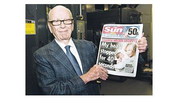 Rupert Murdoch exhibiendo su diario sensacionalista The Sun, uno de los involucrados en las pinchaduras de teléfonos de los ricos y famosos de Inglaterra.