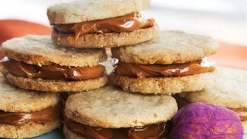 Alfajorcitos de dulce de leche y nuez.