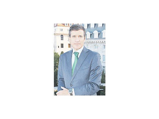 Nacido en la Argentina  pero con estudios en España, Gustavo Martínez llegó a la cúpula de la agencia JWT. El WSJ informó sobre  la denuncia en su contra por racismo y acoso a empleada.