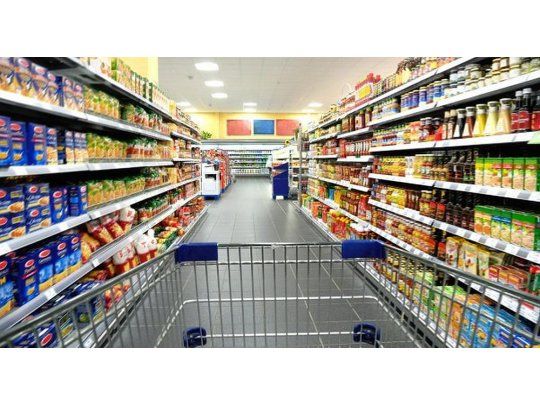 Por la suba del dólar, los supermercados aumentan sus precios 5% en promedio