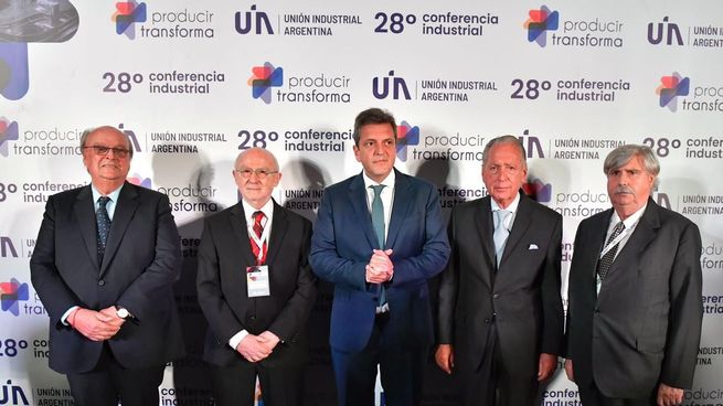 José Ignacio de Mendiguren y Sergio Massa en una conferencia de la UIA.