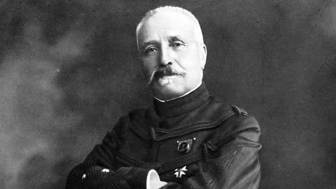 El general francés Édouard Castelnau llega en 1866 a México comisionado por Napoleón III para persuadir a Maximiliano de que abdique.