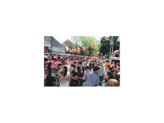 El Año Nuevo Chino se festejó ayer en el barrio porteño de Belgrano con una gran convocatoria que colmó la capacidad de las calles, por lo que era muy difícil circular entre la feria instalada sobre Arribeños.