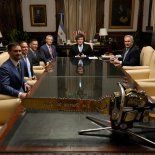 El presidente Javier Milei, junto al canciller Pablo Quirno, el empresario Peter Thiel y el traductor Walter Kerr. El presidente Javier Milei, junto al canciller Pablo Quirno, el empresario Peter Thiel y el traductor Walter Kerr.