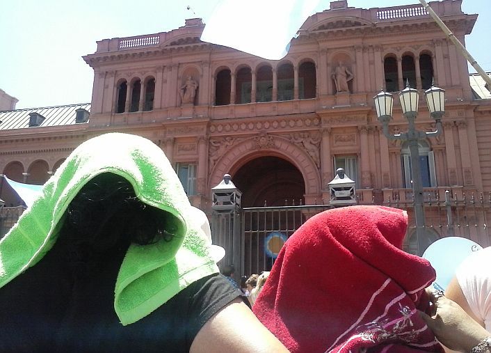 Crónica y fotos de una asunción acalorada en la Plaza de Mayo (foto 2)