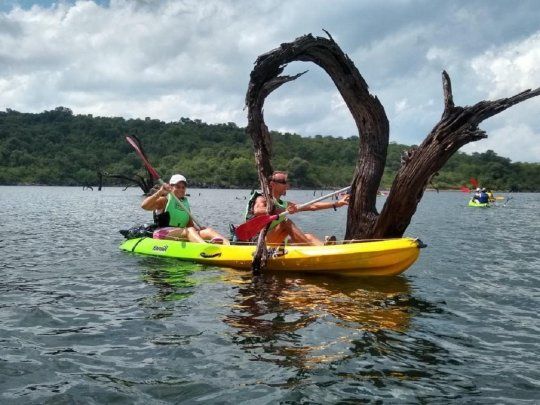 Travesías en Kayak por el lago Cerro Pelado.
