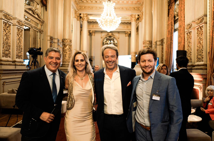 Sebastián Lusardi, Guillermo Lobo, Ignacio Mainini y su esposa en la gala del Teatro Colón. Sebastián Lusardi, Guillermo Lobo, Ignacio Mainini y su esposa en la gala del Teatro Colón.