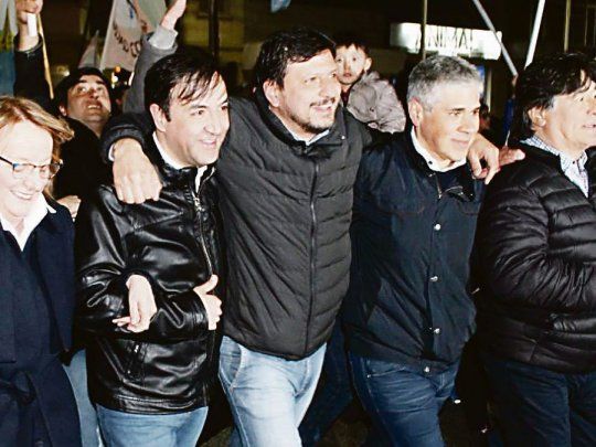 Postal. Alicia Kirchner y Carlos Zannini se sumaron a los festejos por los triunfos en los distritos.