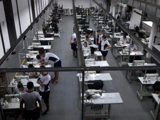 La sastrería militar ya trabaja para abastecer el país de insumos.