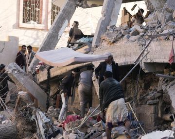 La coalición, liderada por Arabia Saudita, atacó la capital de Yemen por el ataque hutí contra Abu Dabi.