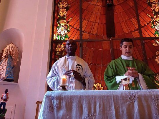El sacerdote de Ruanda, Jean Bosco Nsengimana Mittigo, concelebró la misa con el capellán de la Casa de Gobierno, Francisco Roverano.