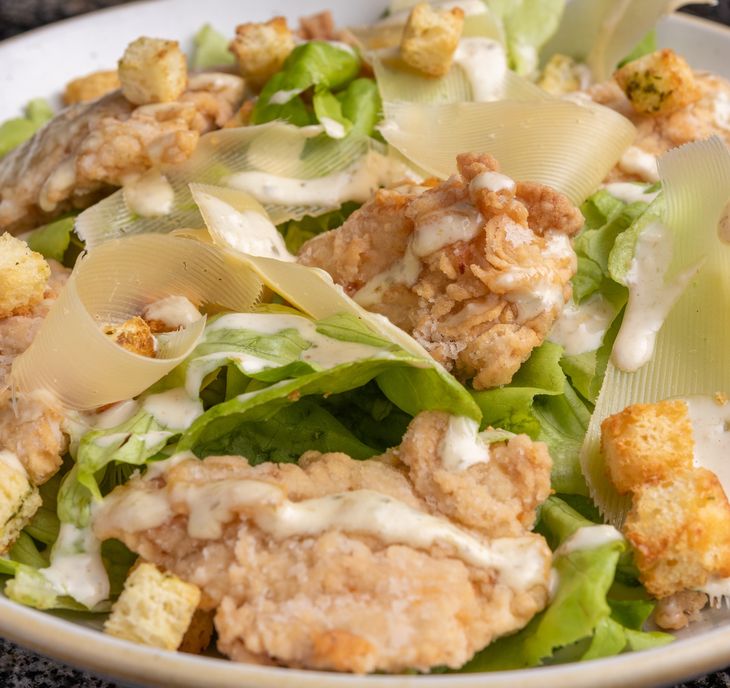 Two salads with fried chicken that combine tradition and freshness. Two salads with fried chicken that combine tradition and freshness.