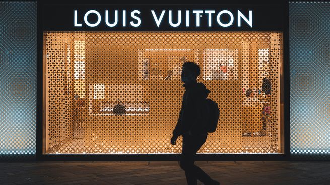 LVMH, que cotiza en la bolsa francesa, tenía una capitalización bursátil de 420.100 millones de dólares.