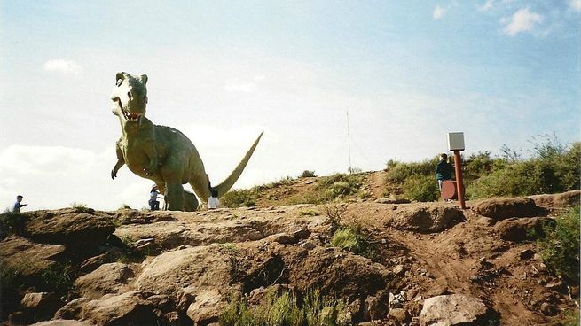 Villa El Chocón es conocida como la “ciudad de los dinosaurios” por la gran cantidad de hallazgos paleontológicos en la zona.