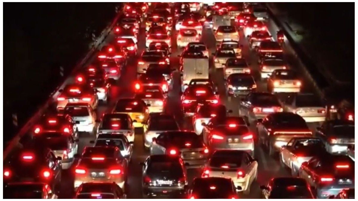 Long cars on Tehran highways trying to escape Israeli attacks