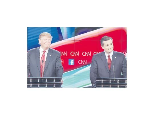 El millonario Donald Trump y el senador Ted Cruz, durante un reciente debate en Las Vegas. El primero lidera las encuestas para las primarias presidenciales, pero el segundo va adelante en Iowa, el estado en el que comenzará la carrera el 1 de febrero.