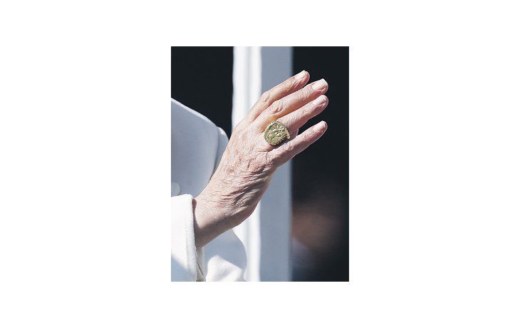 ámbito.com | El sello y el “anillo del pescador” de Benedicto XVI serían destruidos, como indica la norma de la Iglesia, aunque no hay confirmación.