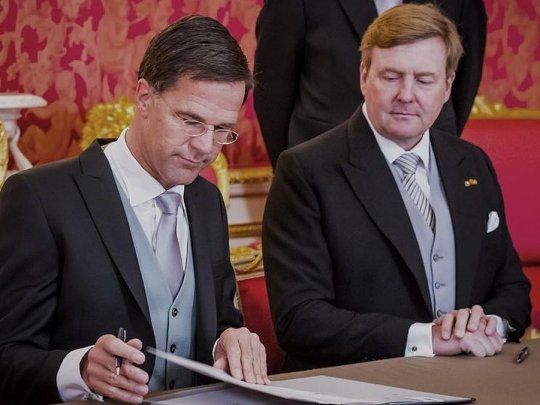 El primer ministro, Mark Rutte, informó su decisión al rey Guillermo.