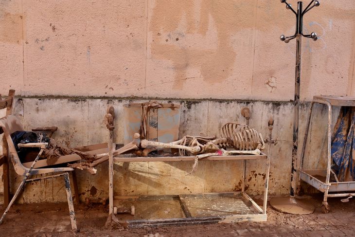 A human skeleton found among the rubble: Photo: Cézaro Luca