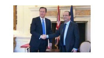 David Cameron junto a François Hollande.
