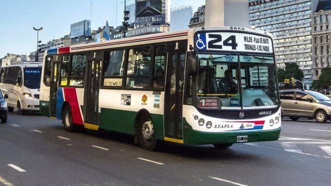 Un colectivo de la línea 24 atropelló y mató a un hombre en Villa Crespo