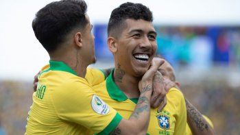 Firmino anotó el segundo de Brasil tras un error del arquero de Perú.