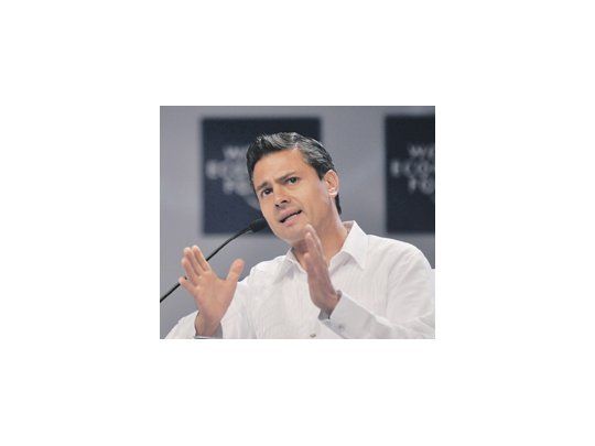 Enrique Peña Nieto, gobernador del estado de México, estrella ascendente del PRI y máximo favorito para las presidenciales del año próximo. El descrédito del Gobierno conservador y su cuidada imagen propician el retorno del otrora partido hegemónico al poder.