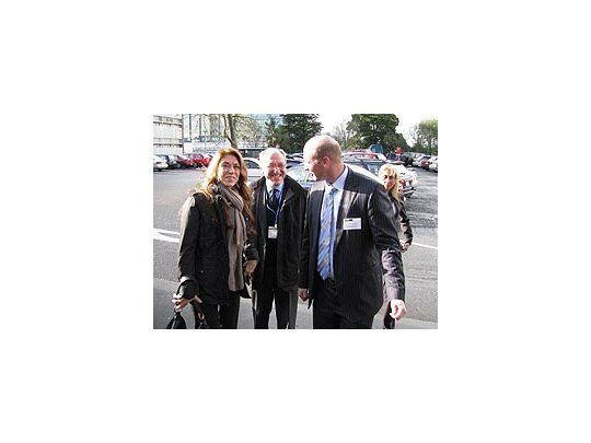 Débora Giorgi junto al embajador argentino Pedro Herrero yDavid Bennet, miembro del parlamento de Hamilton.